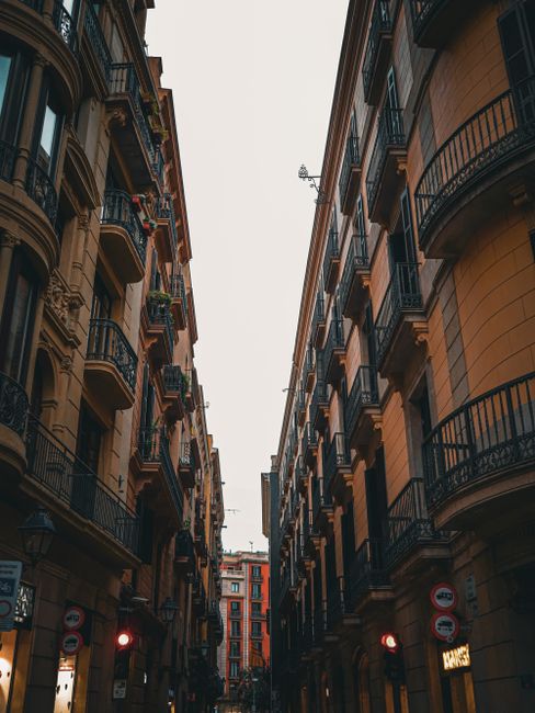 Straat in Barcelona bij avond, cannabis social clubs in Spanje