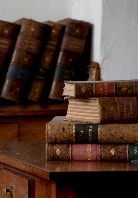 Stapel boeken, boeken over wietolie en cannabis