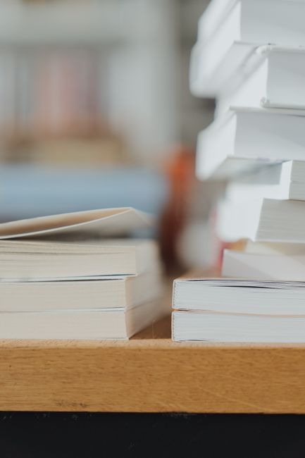 Rustige boeken in een bibliotheek, je goed inlezen na een diagnose