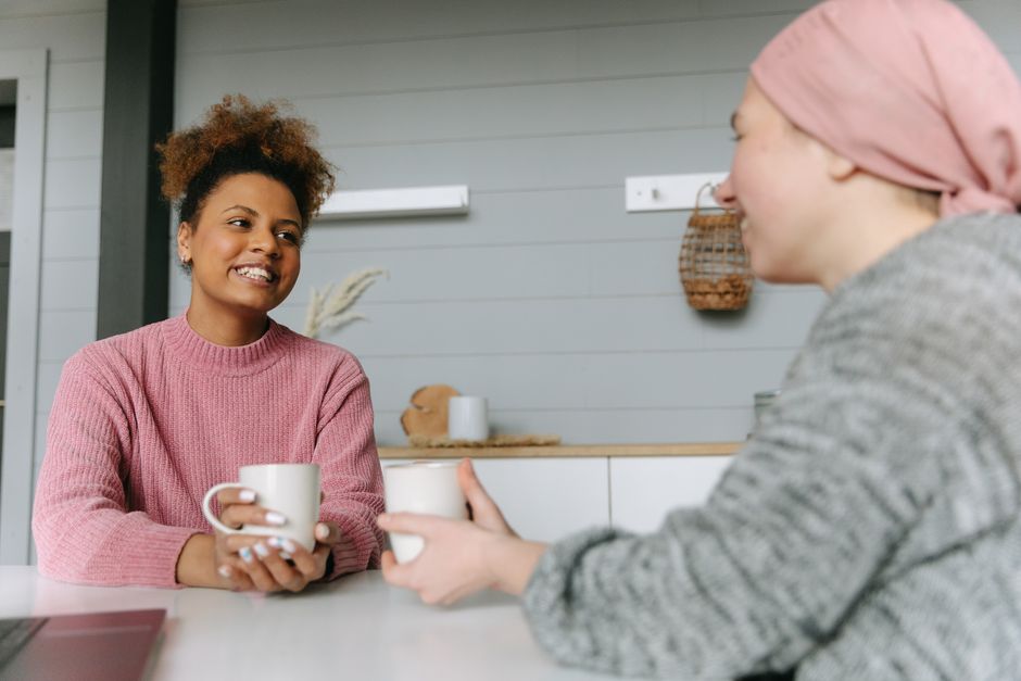 Twee mensen in gesprek thuis, wat zeggen gebruikers over wietolie